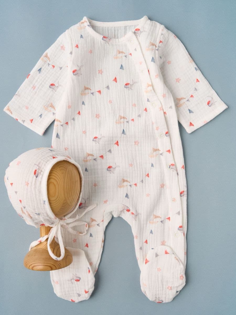 Комбинезон и чепчик "Флажки, киты, кораблики", Крем