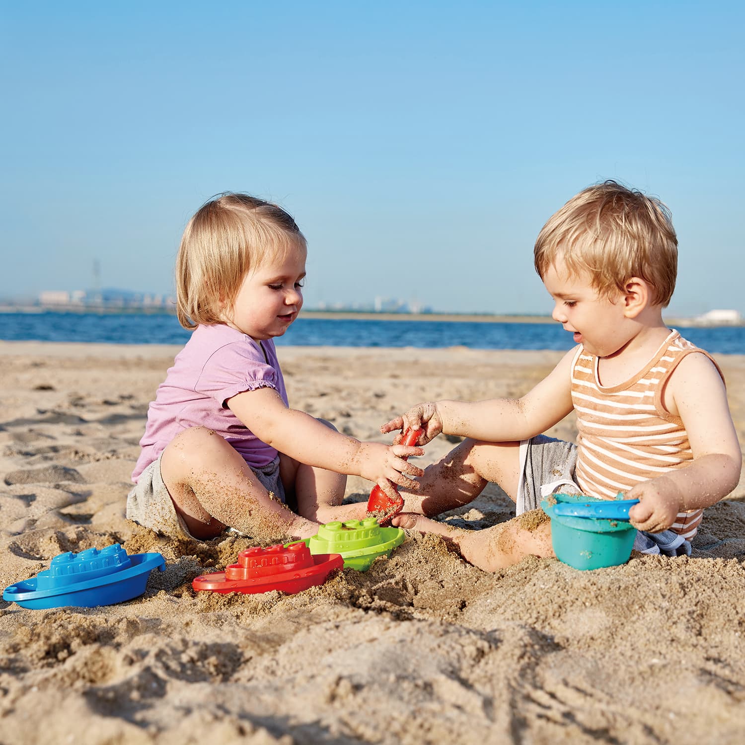 Игрушка для песка (море, песочница) - синее треугольное ведерко, красный совок