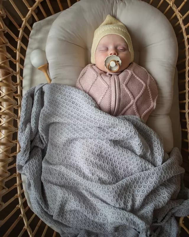 Плед-пелёнка ажурная Loomknits Светло-серый