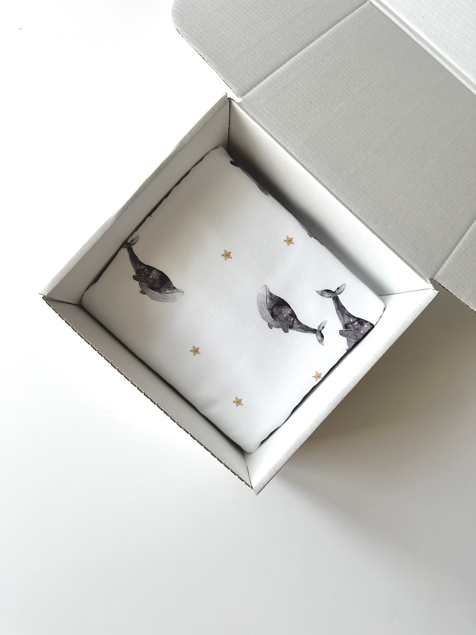 Непромокаемая пеленка "Серые киты"