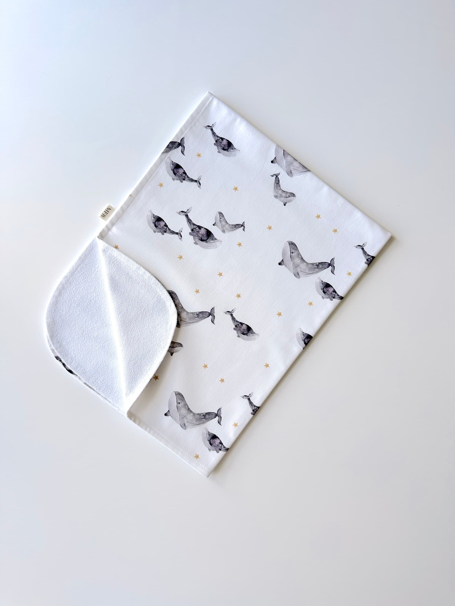 Непромокаемая пеленка "Серые киты"
