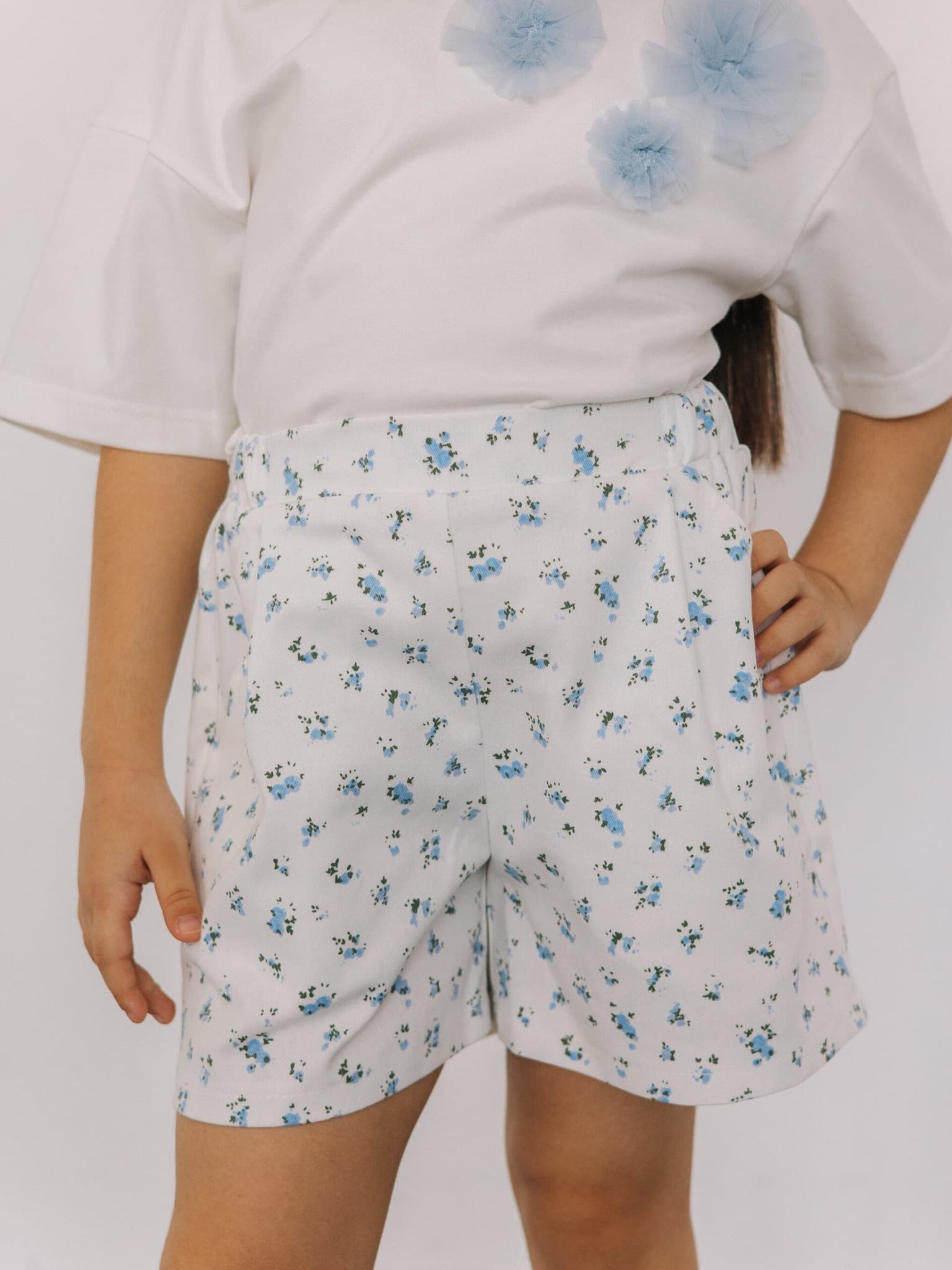 Шорты в голубой цветочек, Молоко