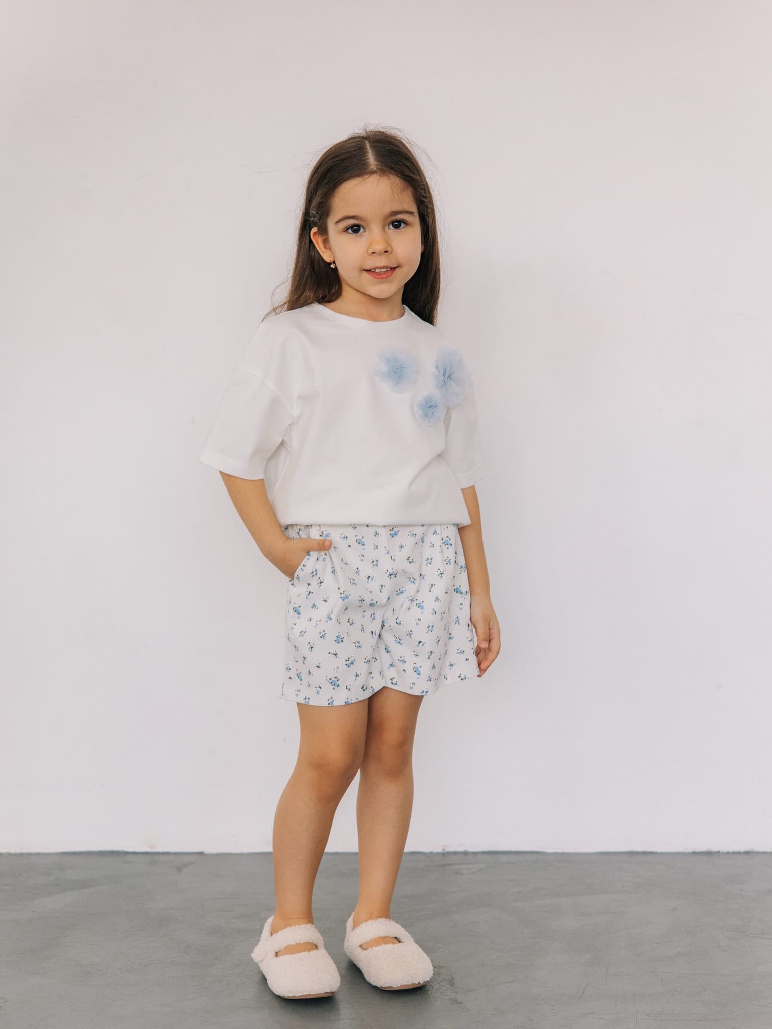 Шорты в голубой цветочек, Молоко