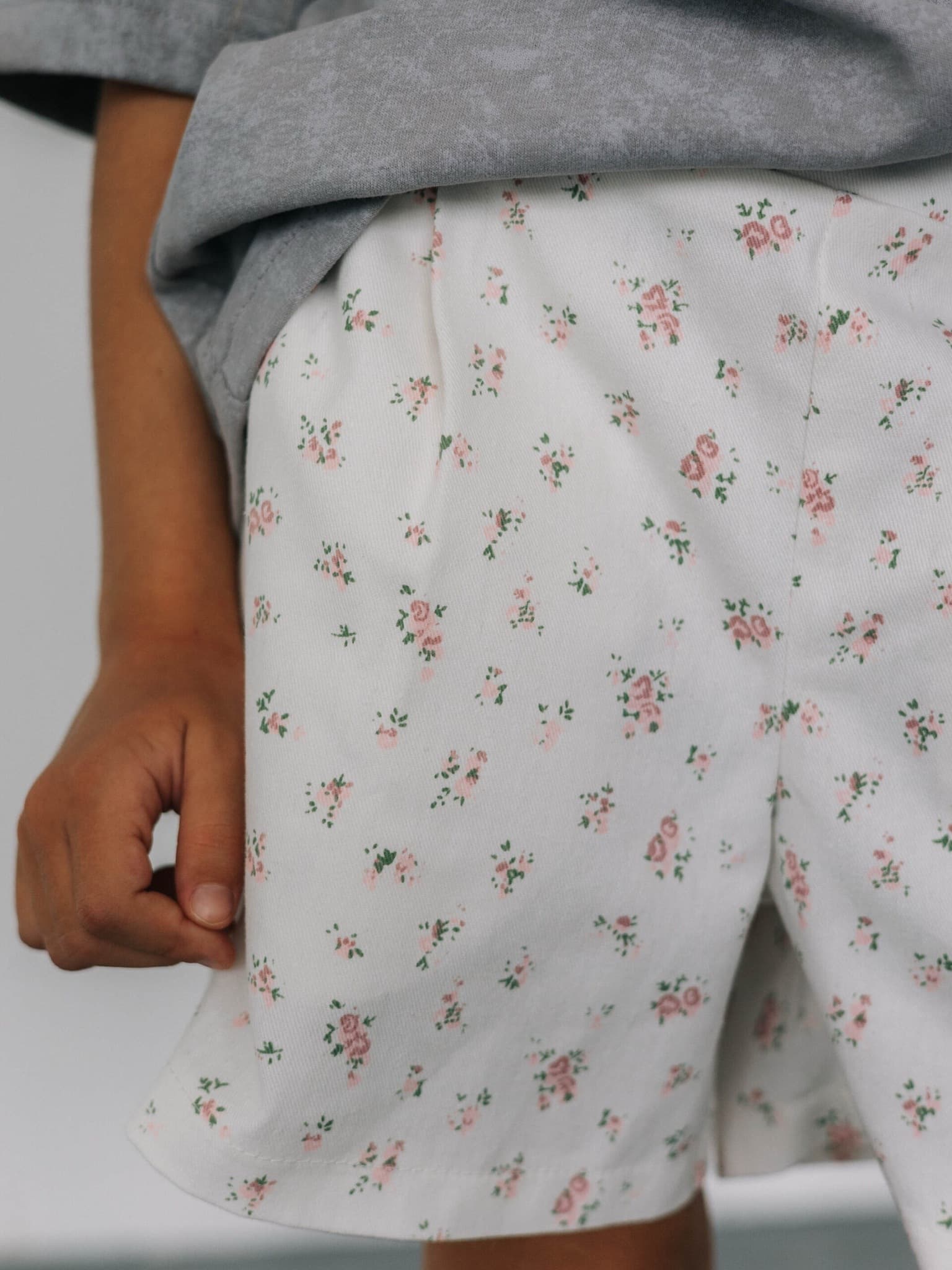 Шорты в розовый цветочек, Молоко