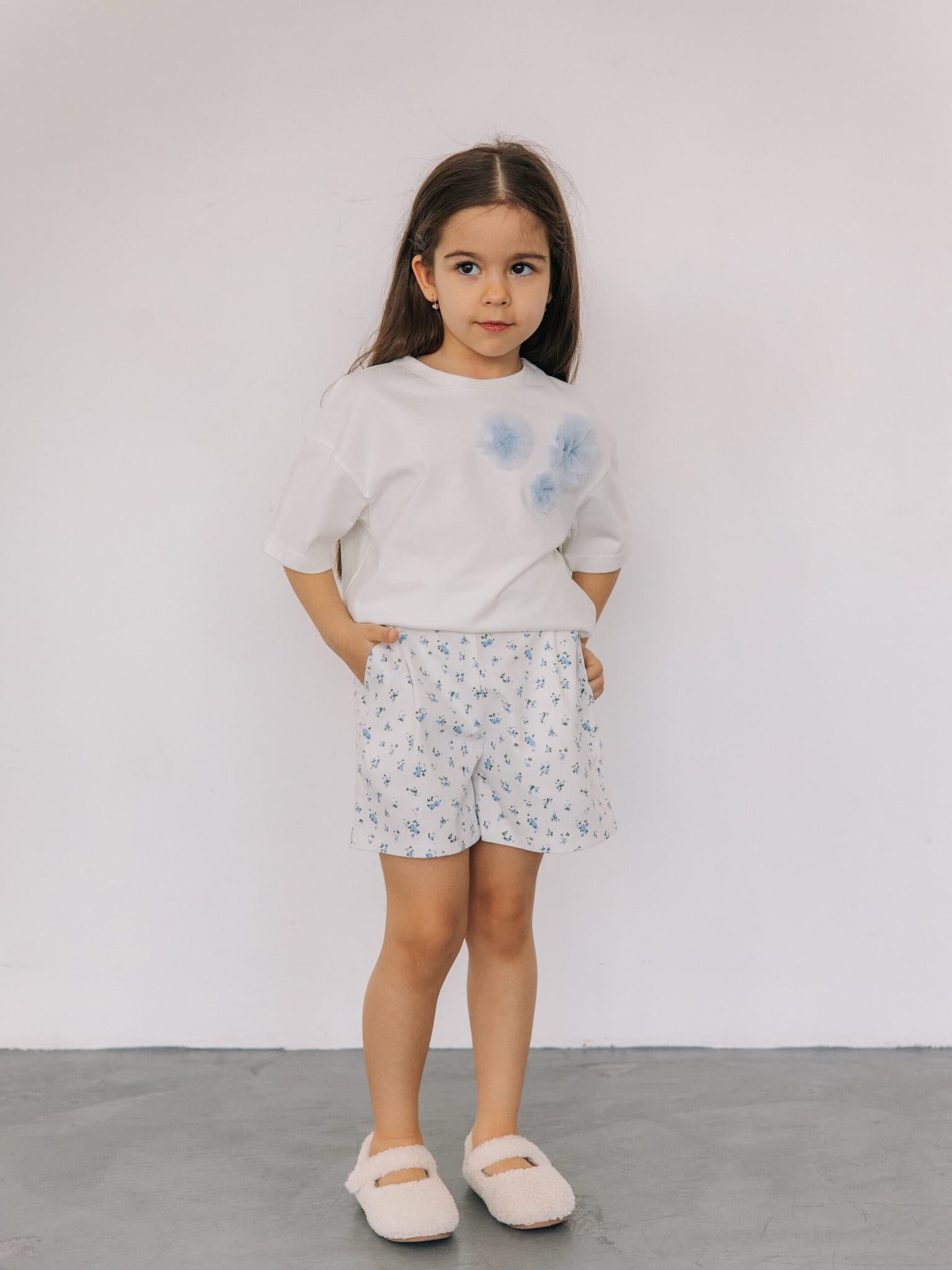 Шорты в голубой цветочек, Молоко