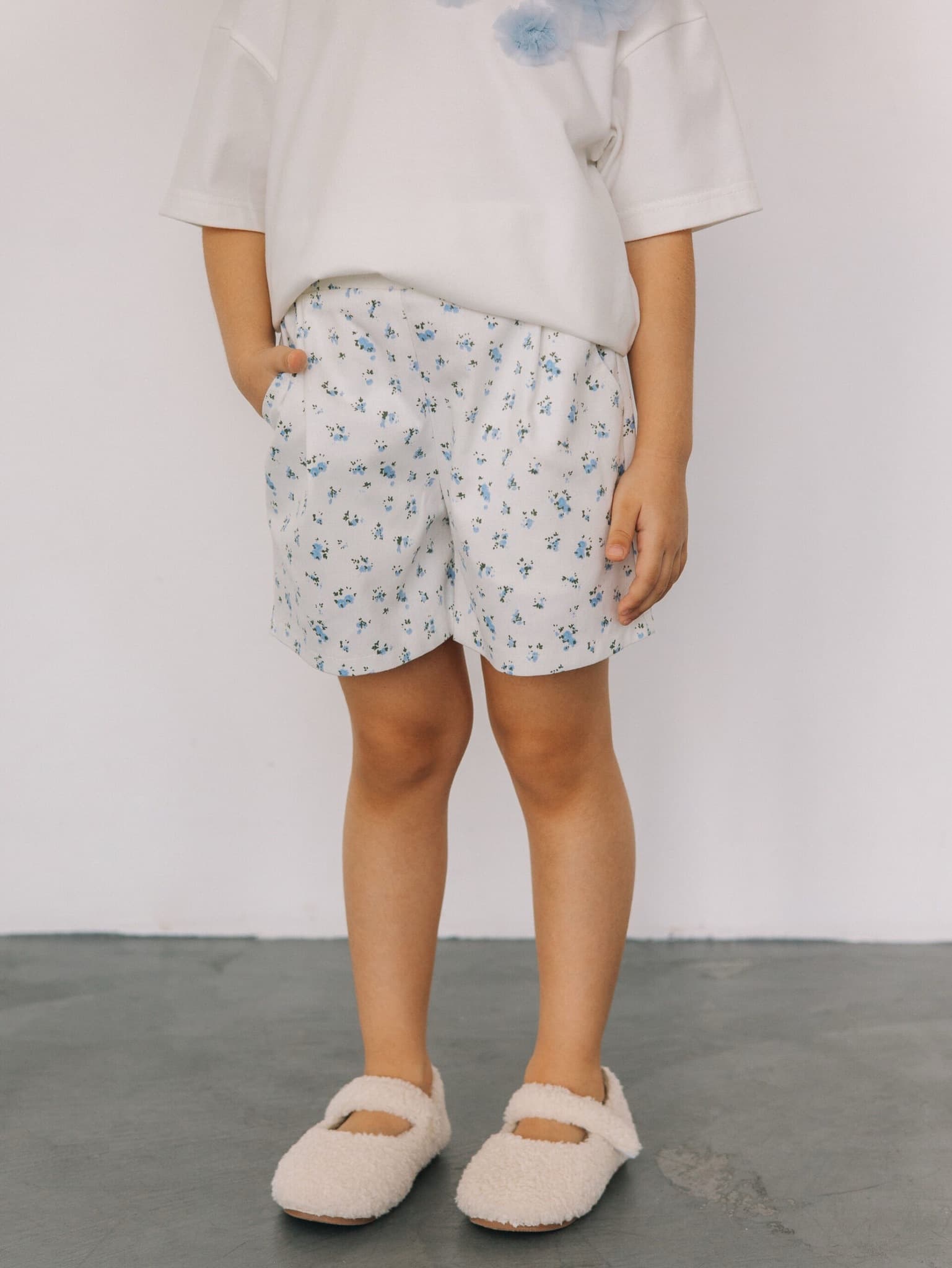 Шорты в голубой цветочек, Молоко