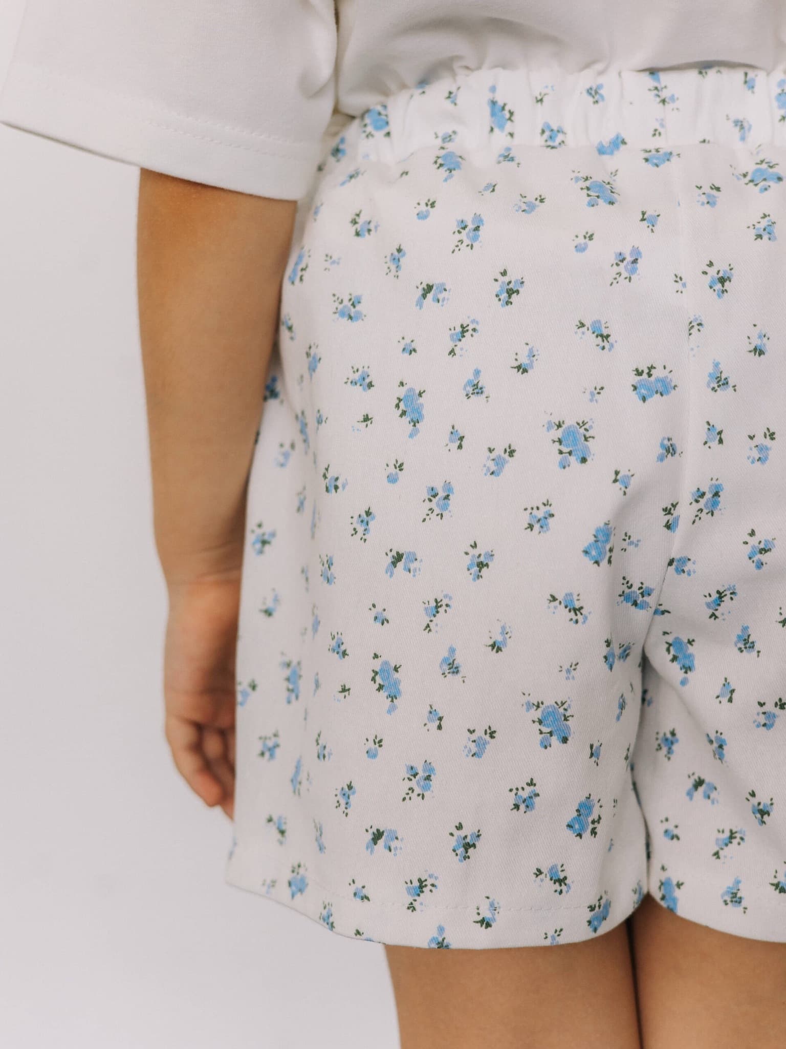 Шорты в голубой цветочек, Молоко