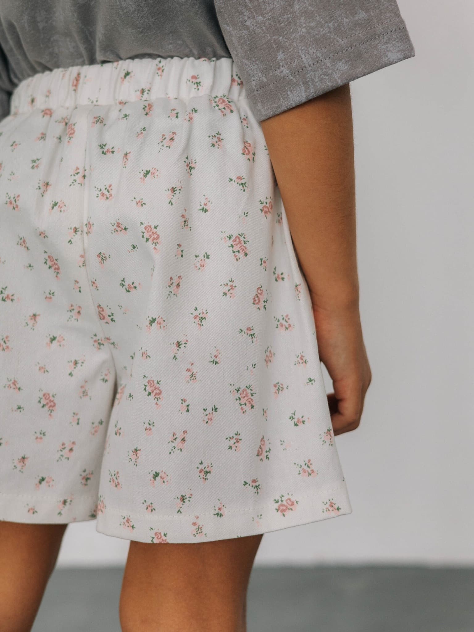 Шорты в розовый цветочек, Молоко