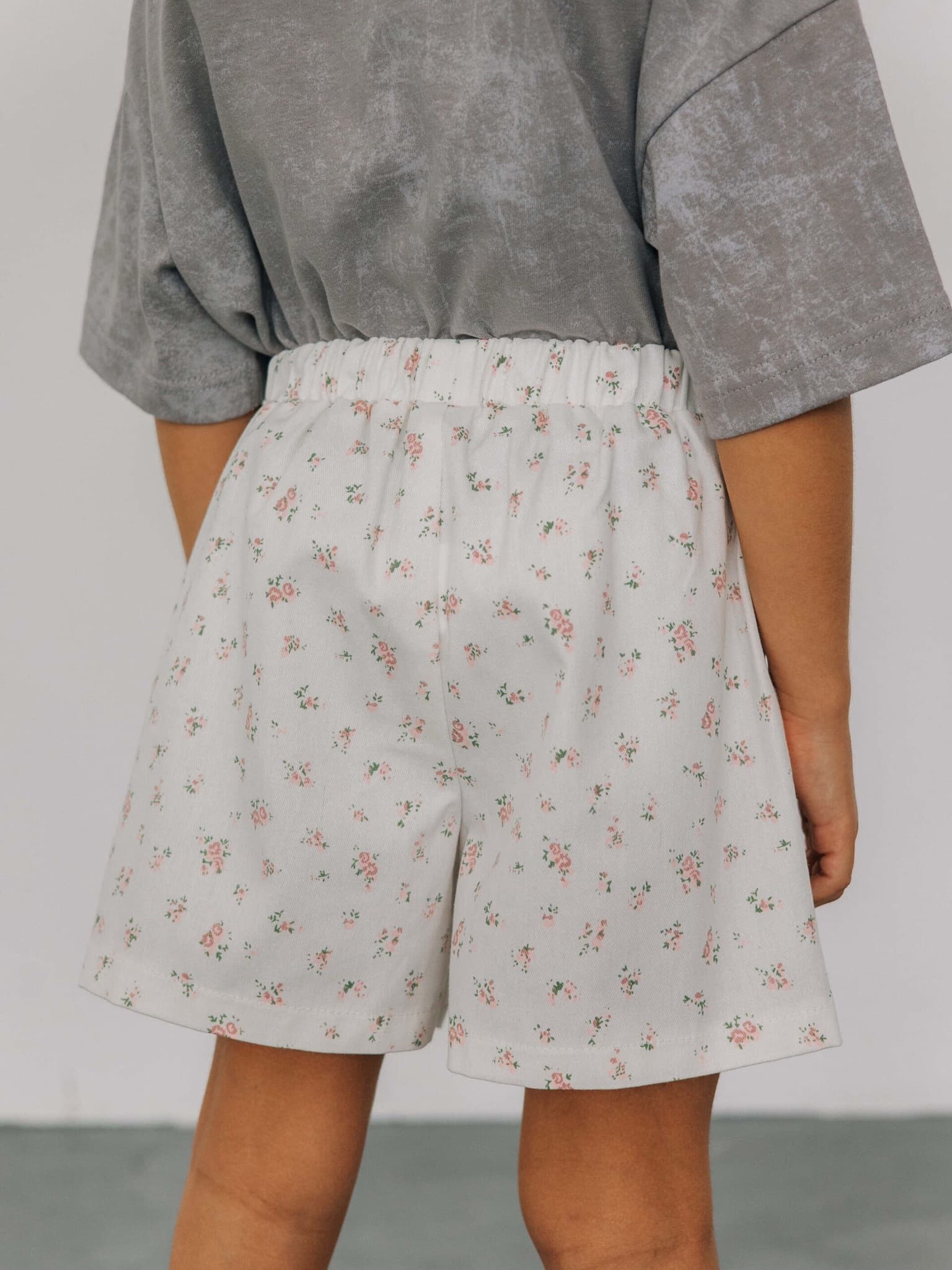 Шорты в розовый цветочек, Молоко