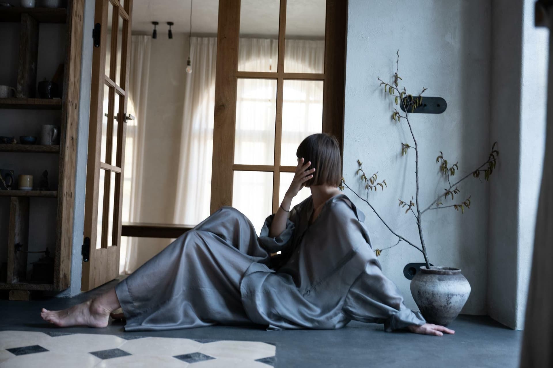 Костюм из вуали, Серый