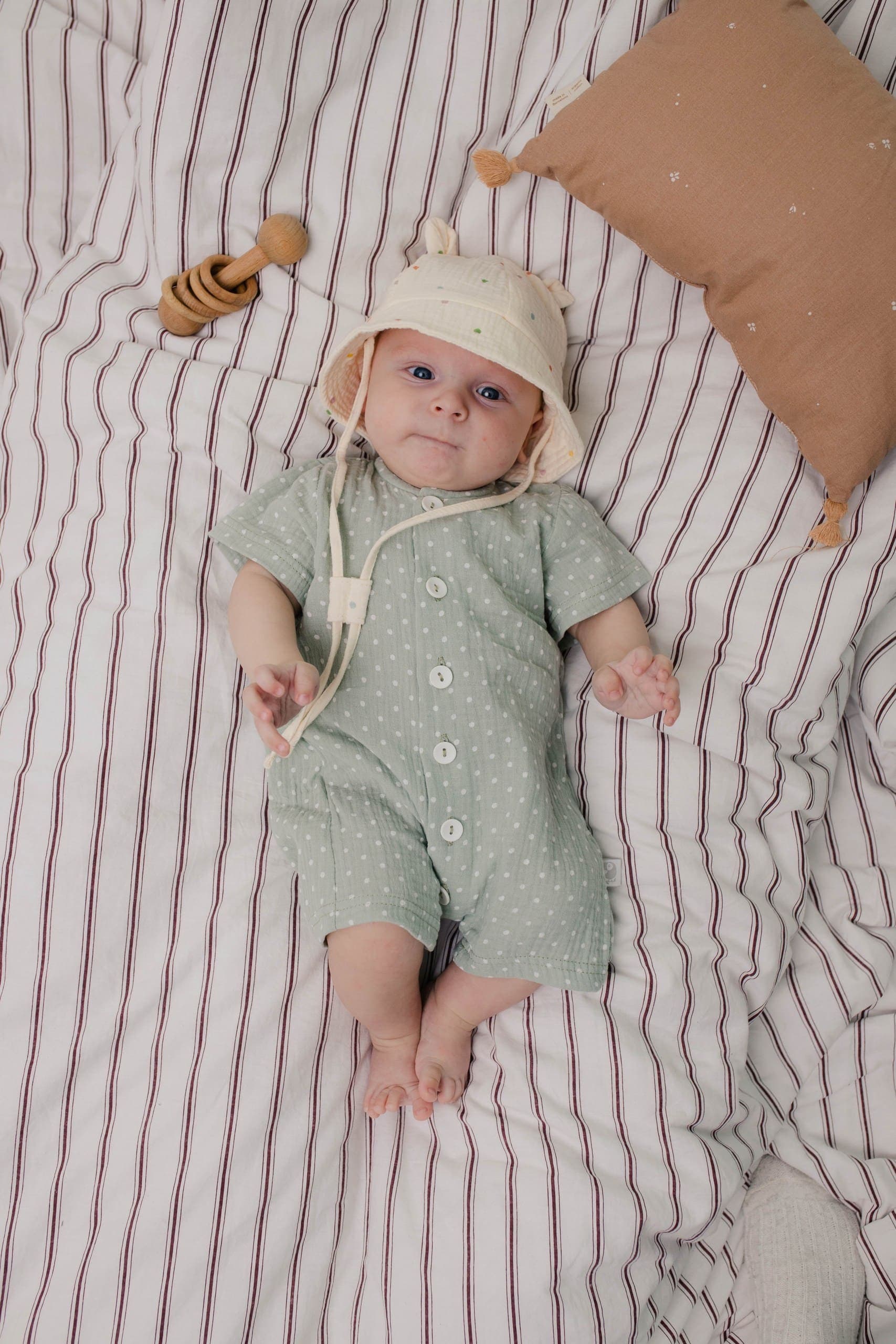 Панамка из муслина, Цветной горошек на молочном