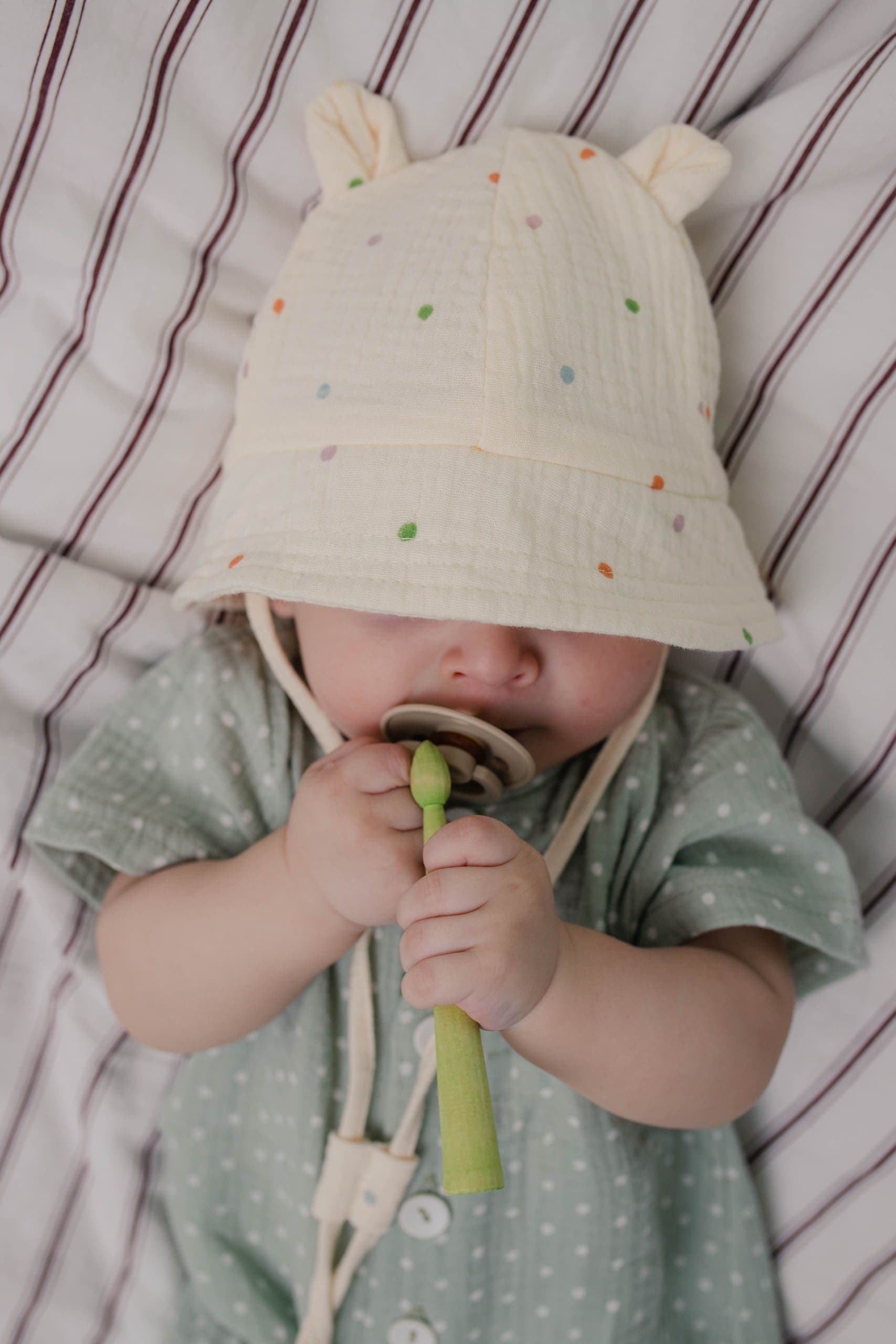 Панамка из муслина, Цветной горошек на молочном