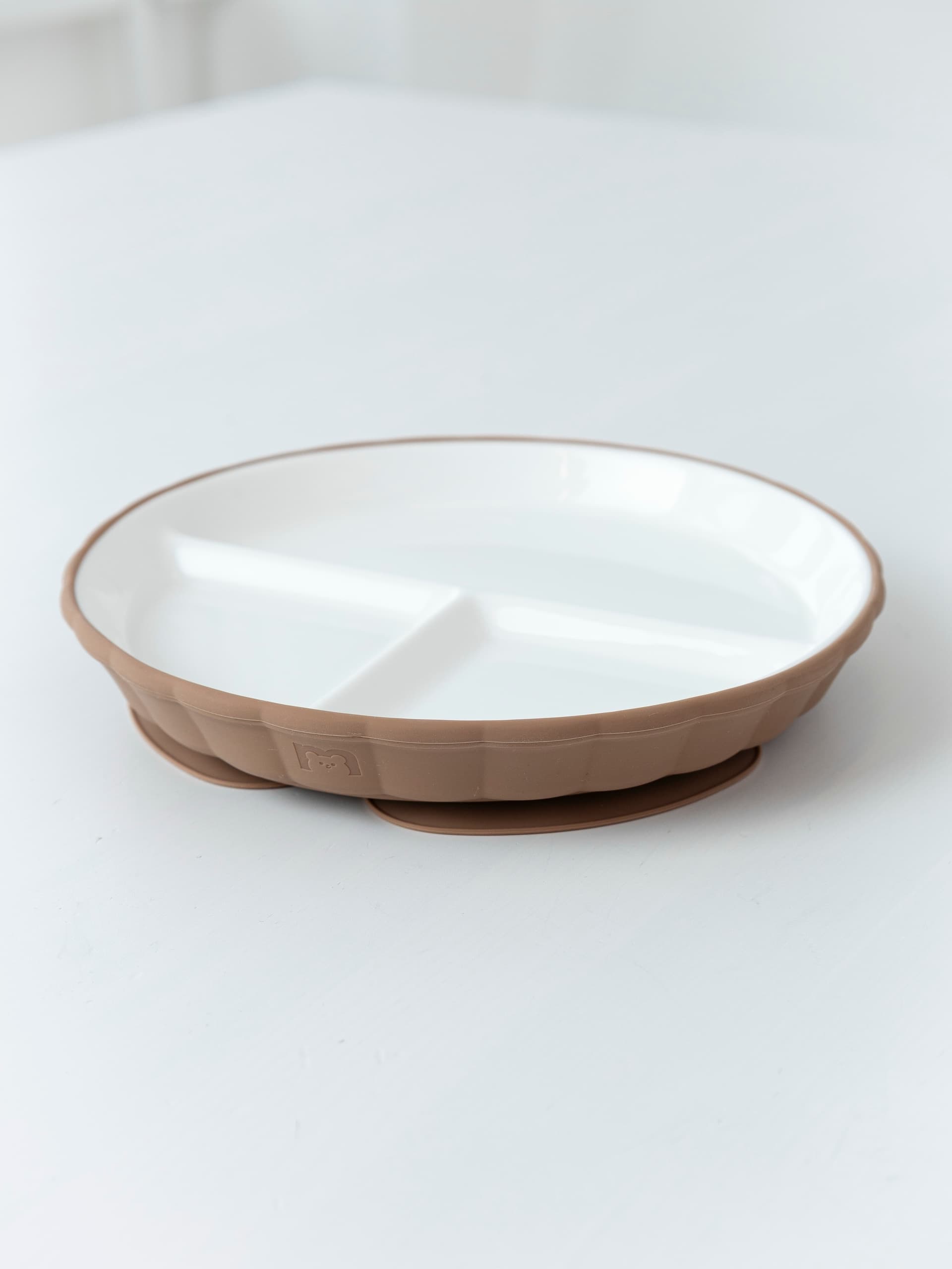 Фарфоровая тарелка секционная на силиконовой присоске, Hazelnut