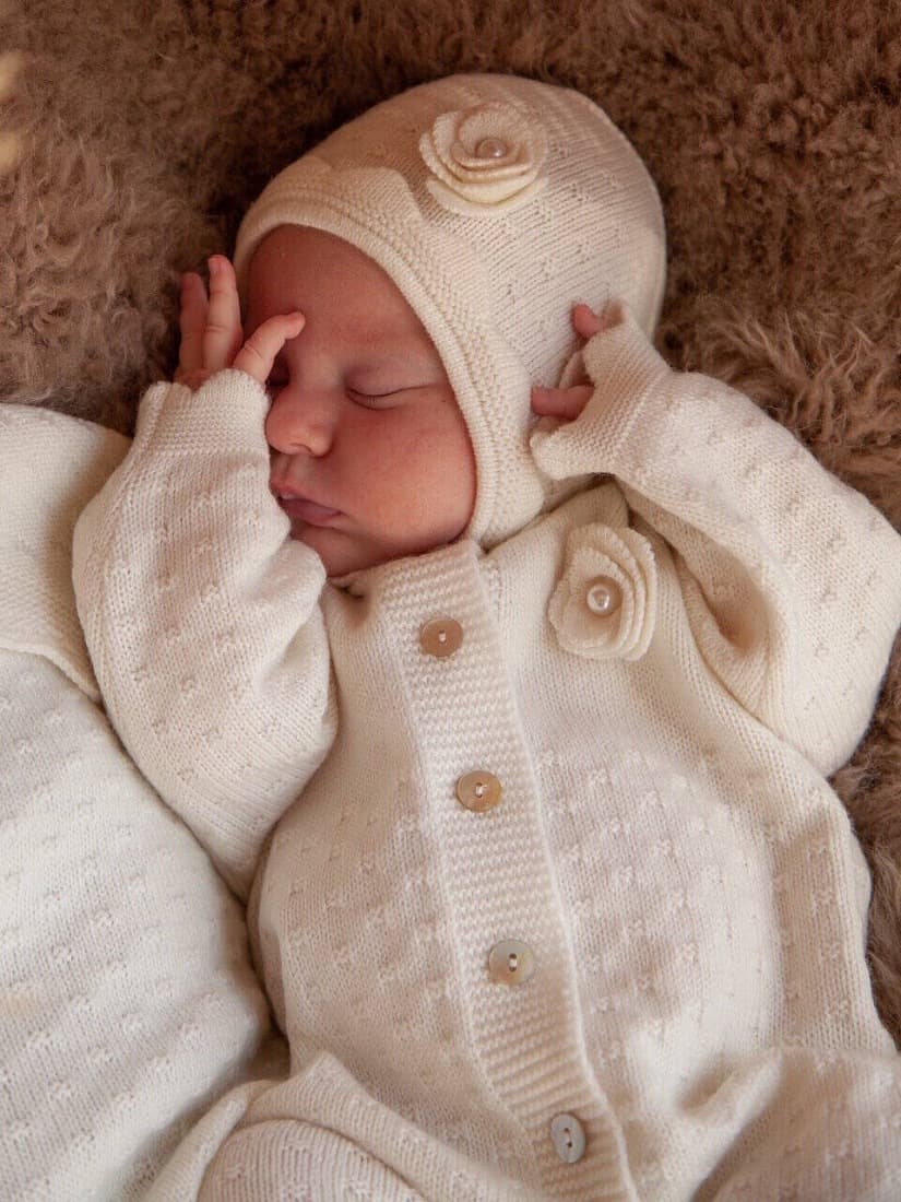 Шапочка с розой, Экрю