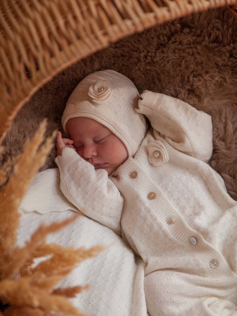 Шапочка с розой, Экрю