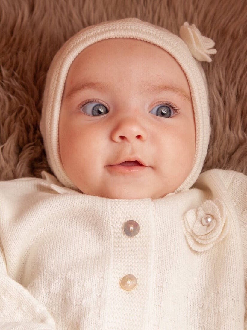 Шапочка с розой, Экрю