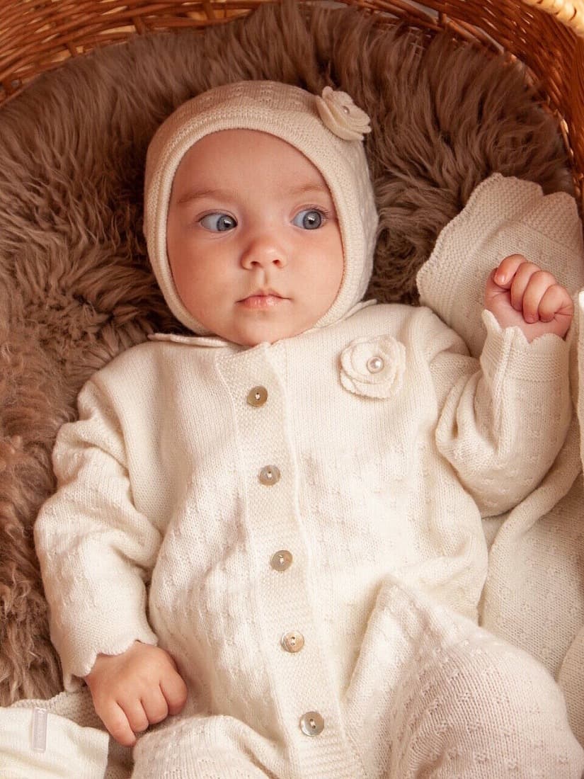 Шапочка с розой, Экрю