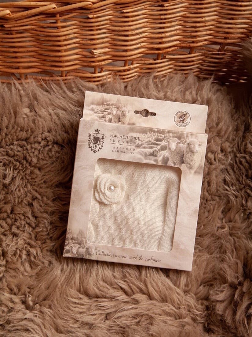 Шапочка с розой, Экрю