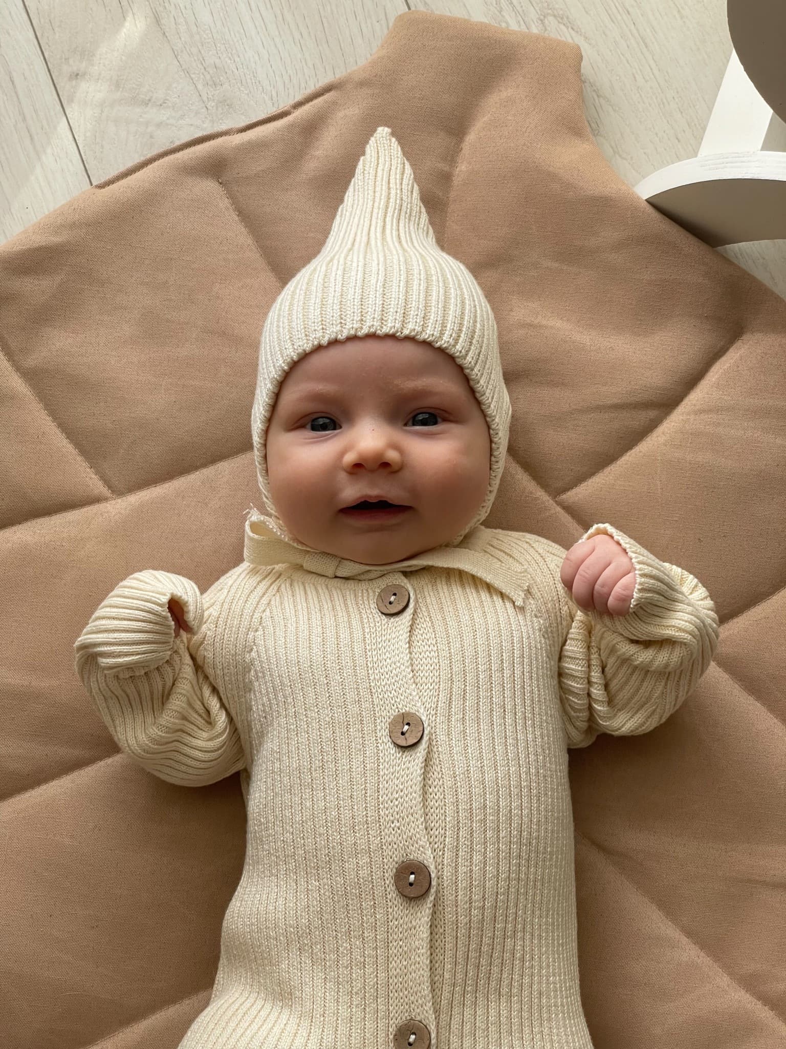 Вязаный комплект Комбинезон и чепчик, Молочный