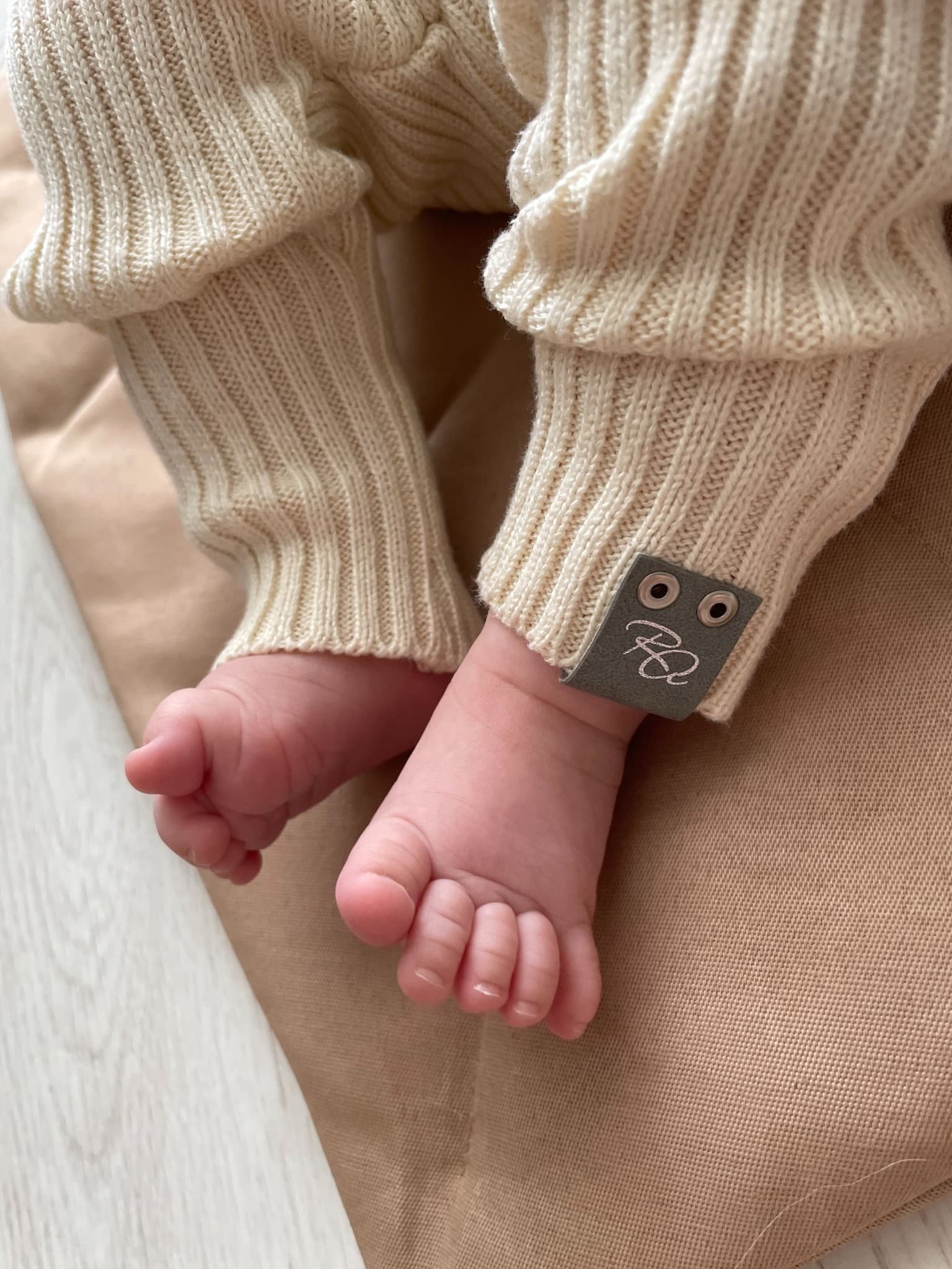 Вязаный комплект Комбинезон и чепчик, Молочный