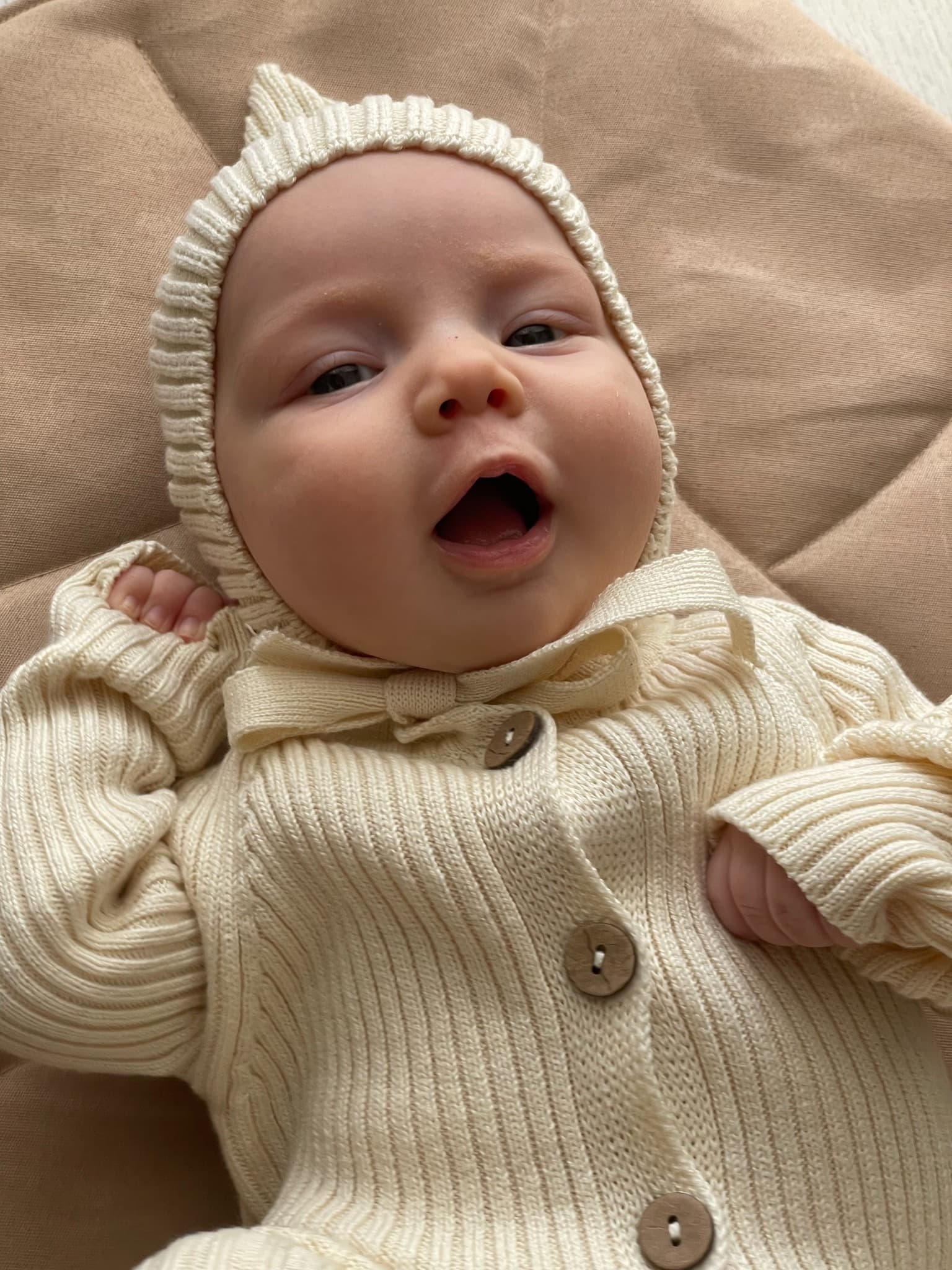 Вязаный комплект Комбинезон и чепчик, Молочный