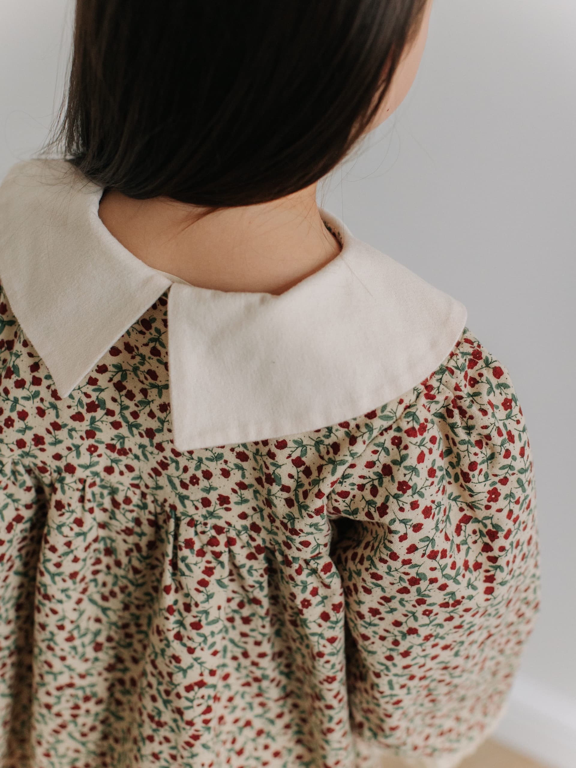 Платье с воротником в цветочек Бежевый