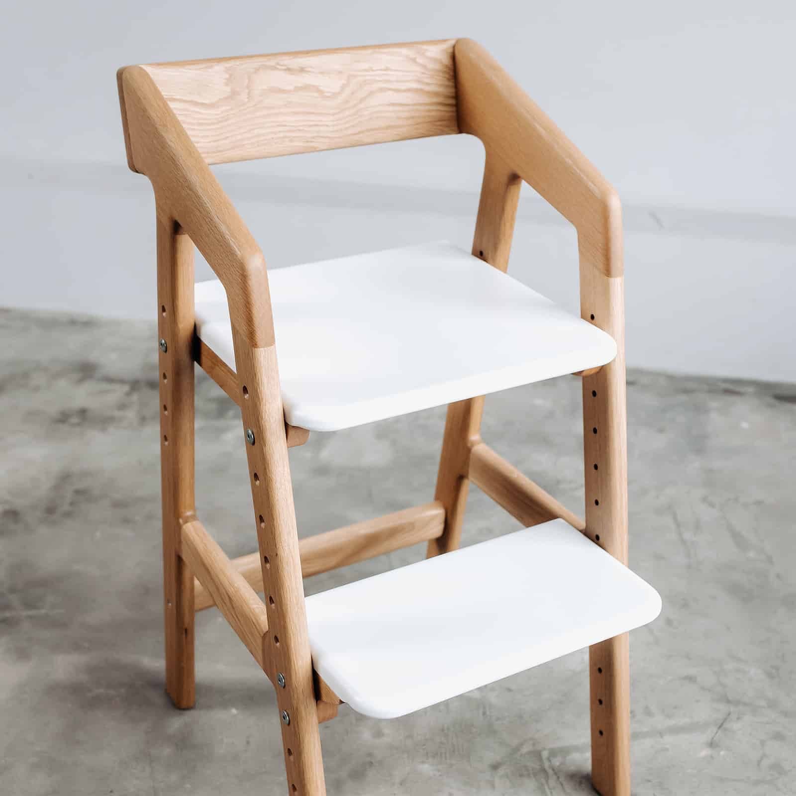 Растущий стул: натуральный дуб, белое сиденье