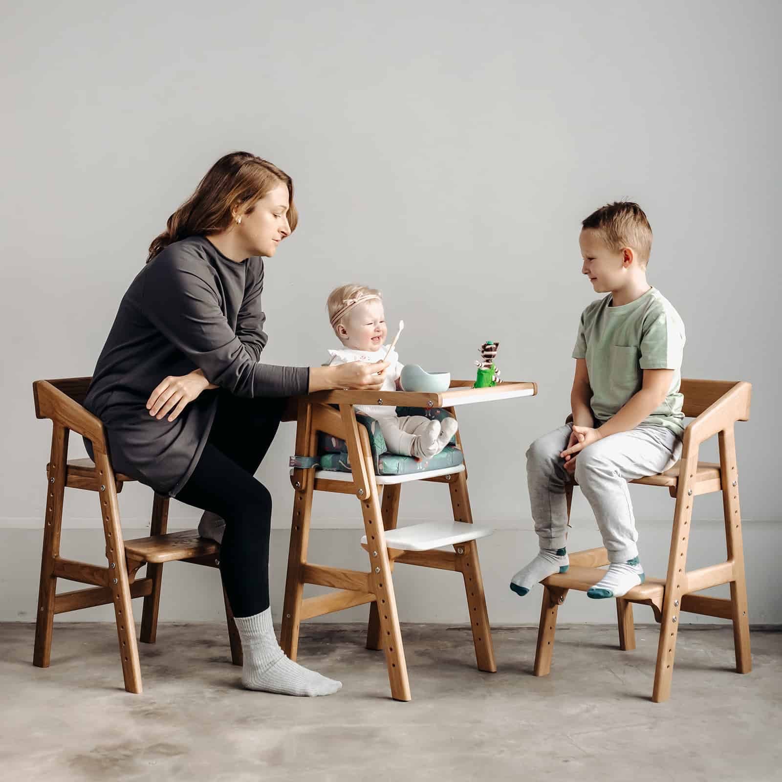 Растущий стул: натуральный дуб, белое сиденье