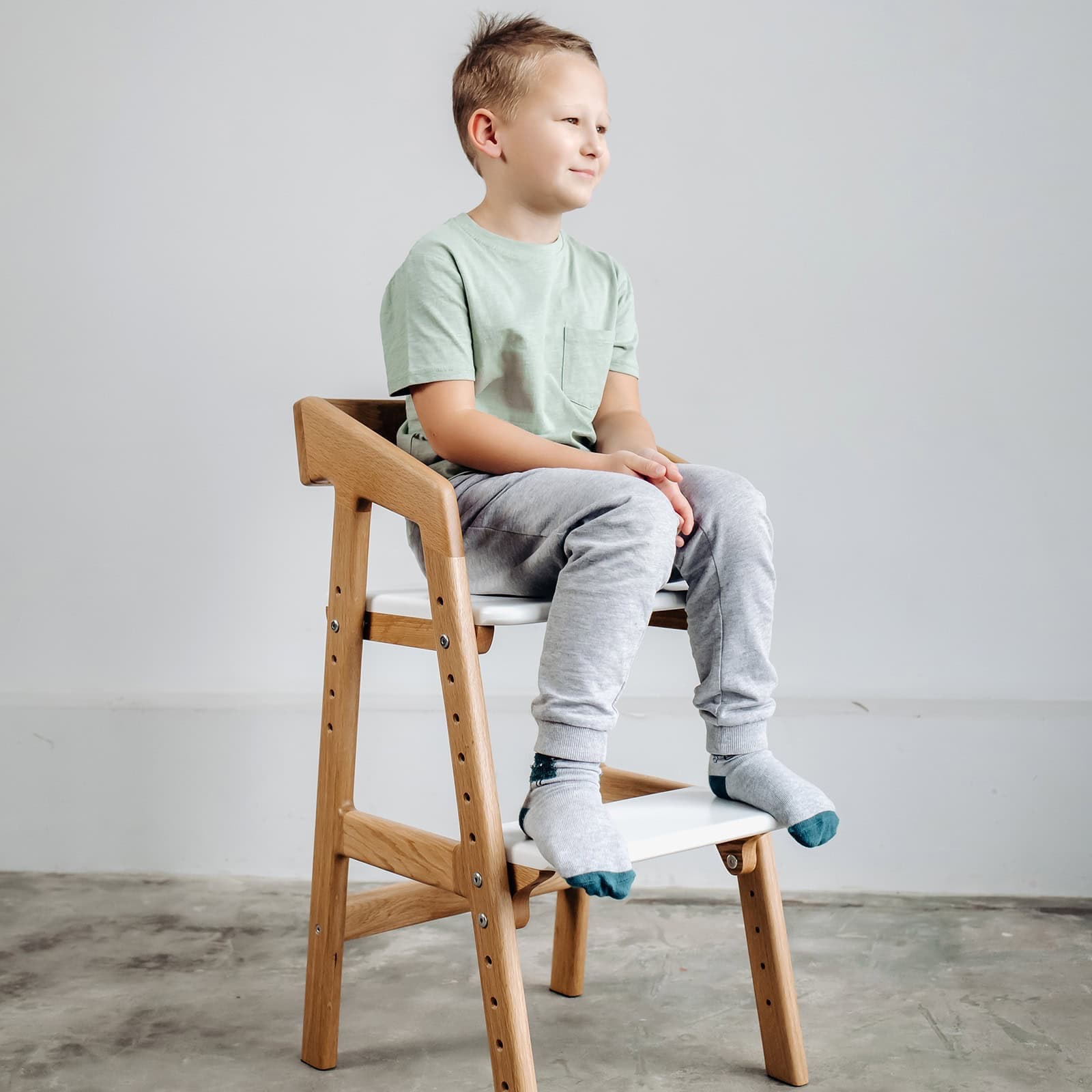 Растущий стул: натуральный дуб, белое сиденье