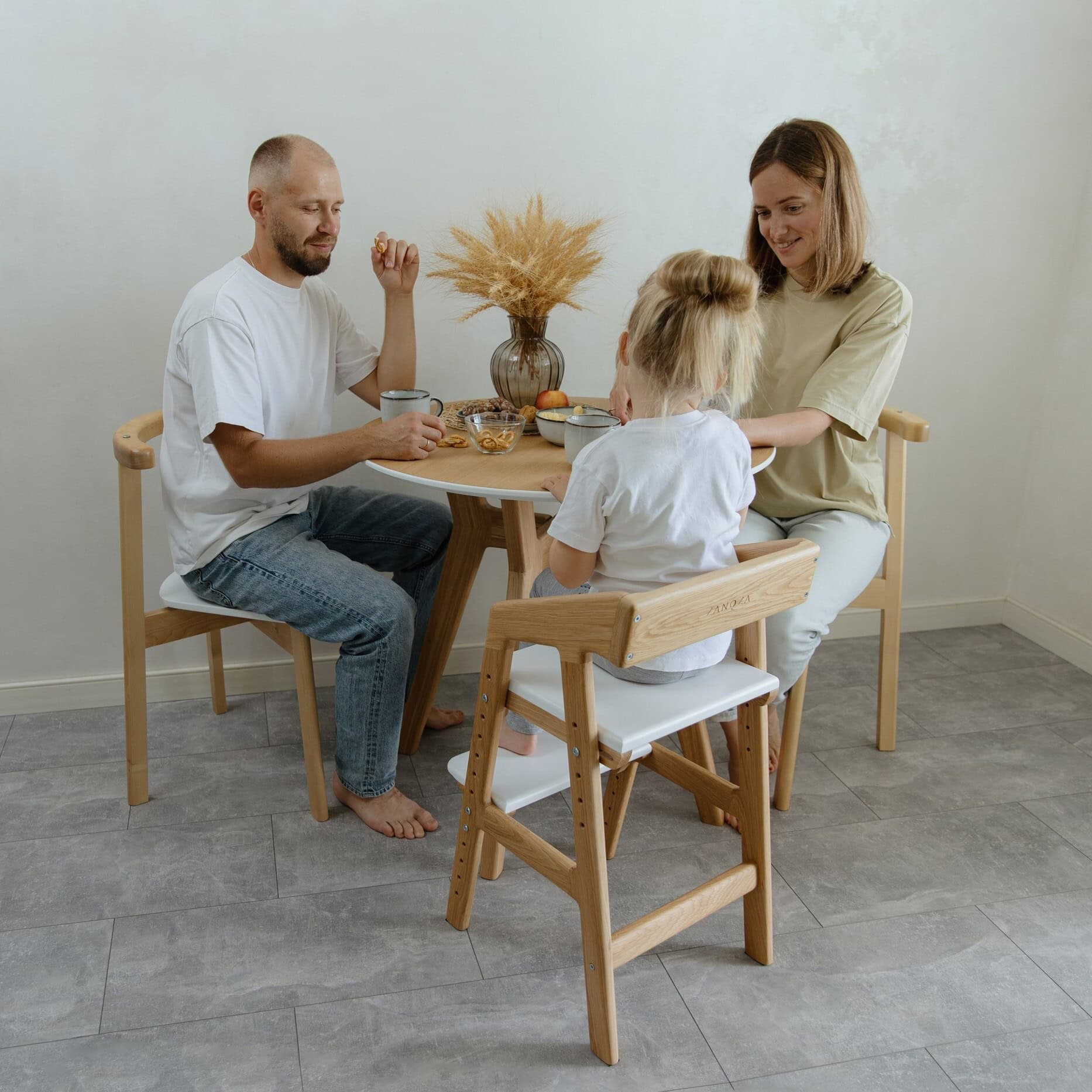 Растущий стул: натуральный дуб, белое сиденье