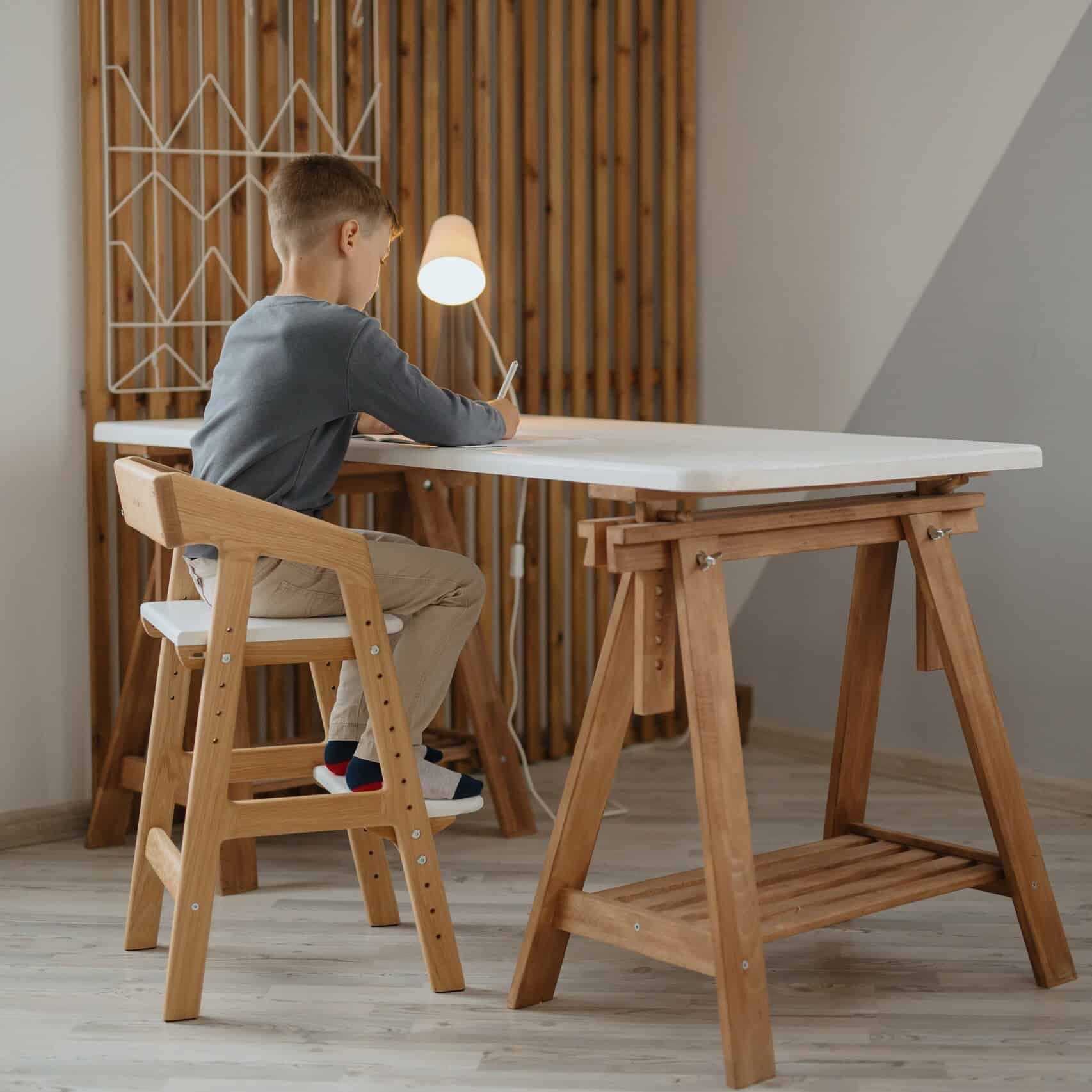 Растущий стул: натуральный дуб, белое сиденье