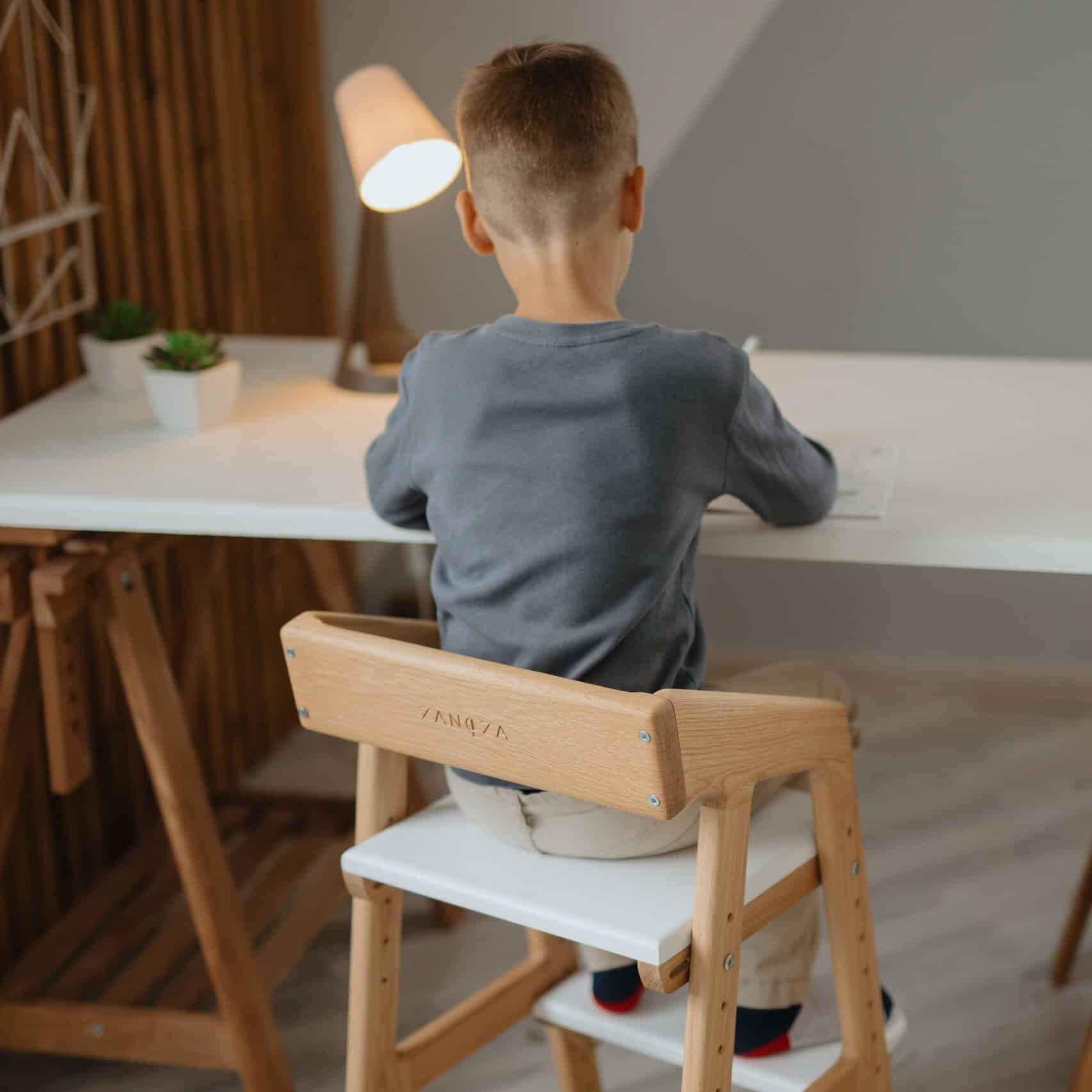 Растущий стул: натуральный дуб, белое сиденье