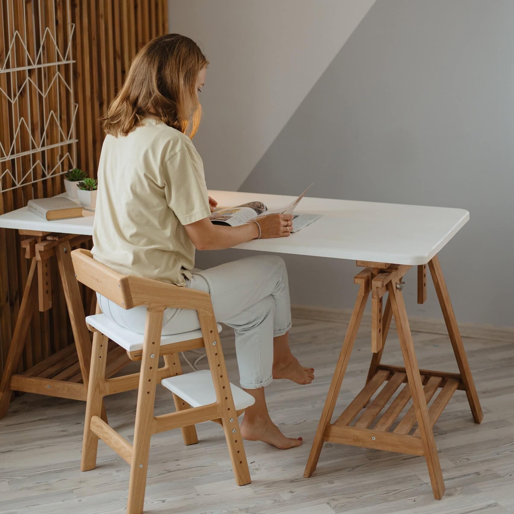 Растущий стул: натуральный дуб, белое сиденье