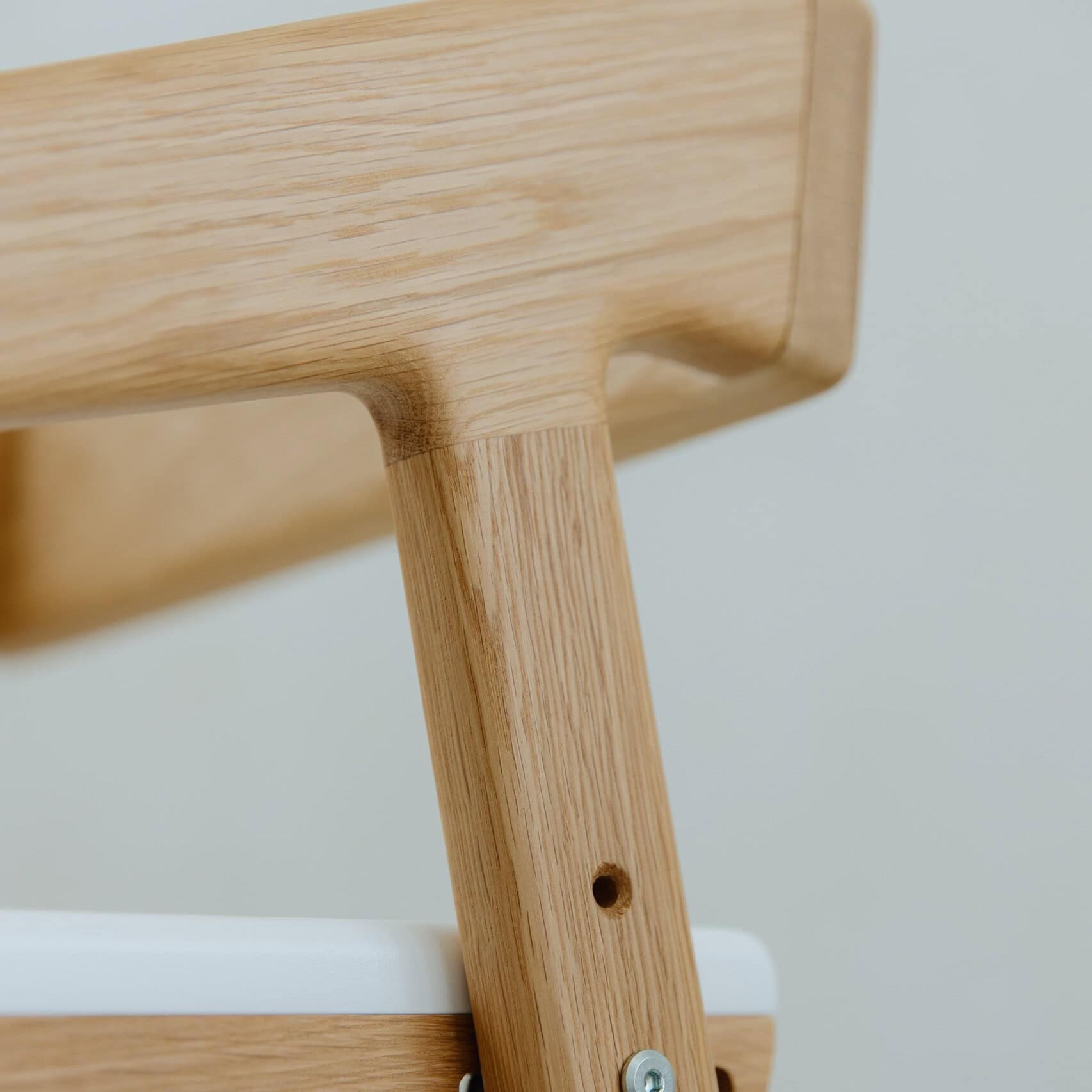 Растущий стул: натуральный дуб, белое сиденье