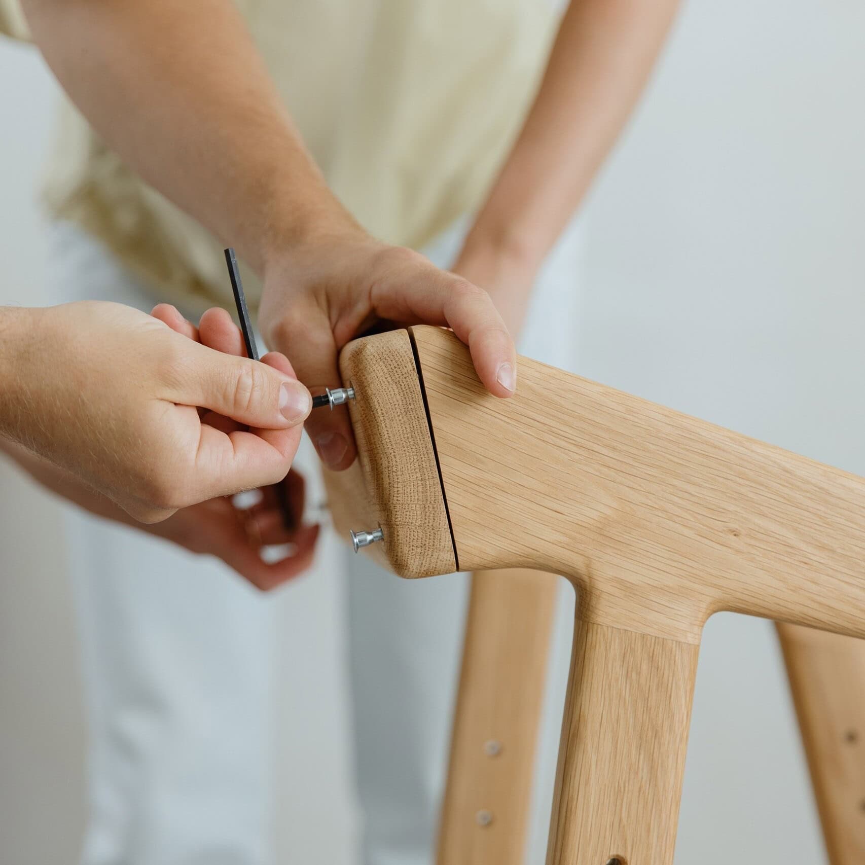 Растущий стул: натуральный дуб, белое сиденье