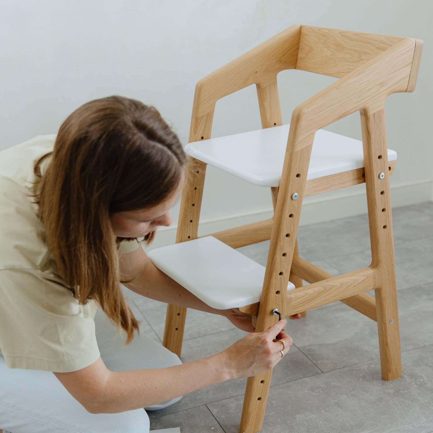 Растущий стул: натуральный дуб, белое сиденье